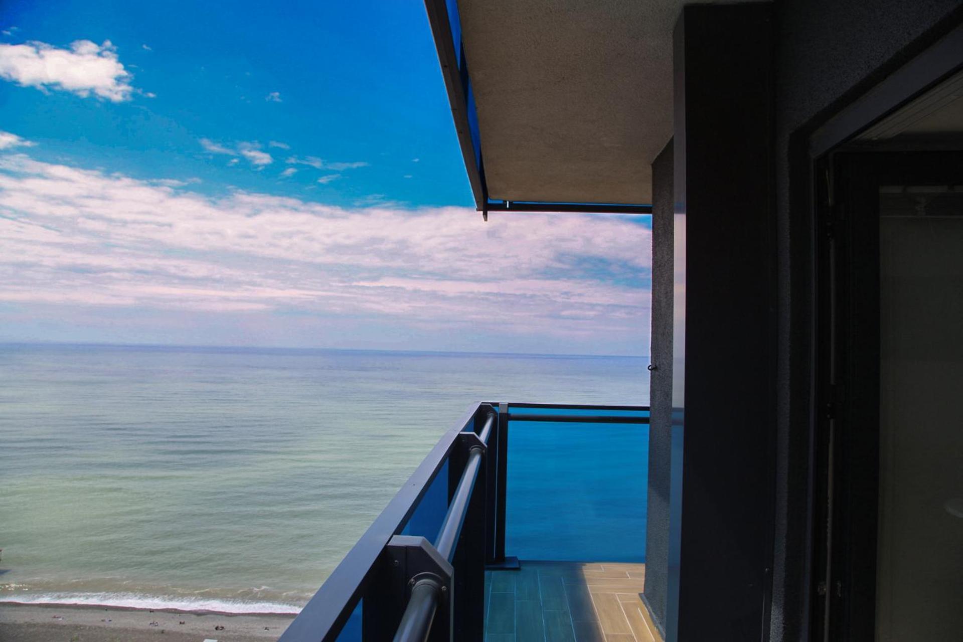 Luxury Beach Front Hotel Батуми Экстерьер фото
