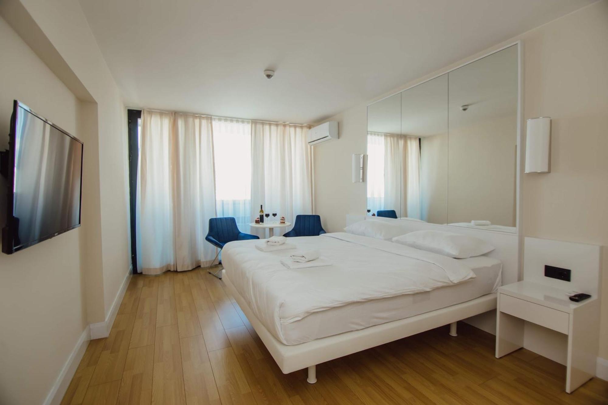 Luxury Beach Front Hotel Батуми Экстерьер фото